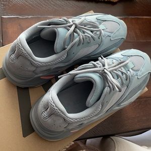 Yeezy Boost 700 Inerti